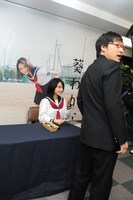 背後から聞こえる葵ファンの本気の野次に思わず振り向く山里亮太。