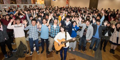 「FM NACK5 presents 新山詩織卒業式イベント」の様子。