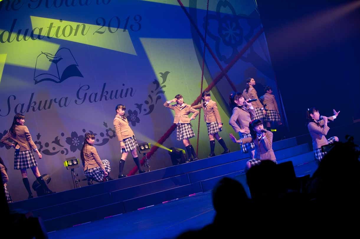 さくら学院「The Road to Graduation 2013 ～放課後アンソロジー みんなでわっしょい！～」の様子。