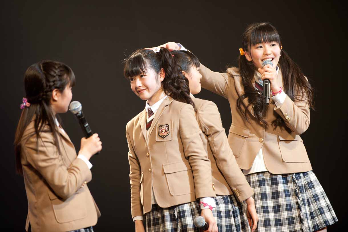 左から菊地最愛、水野由結、堀内まり菜、杉崎寧々。