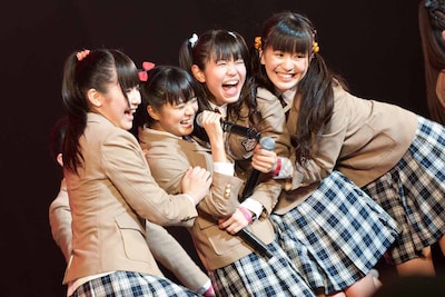 左から飯田來麗、堀内まり菜、佐藤日向、杉崎寧々。