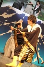 ユースケが殺陣を披露する様子。