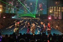 「ikki!!!!!i!!」をパフォーマンスする超特急。