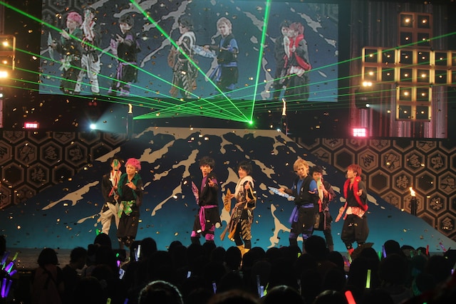 「ikki!!!!!i!!」をパフォーマンスする超特急。