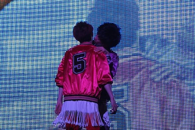 ユーキの首筋に噛み付こうとするリョウガ。