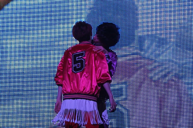 ユーキの首筋に噛み付こうとするリョウガ。