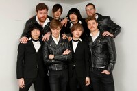 対面時に撮影されたTHE BAWDIESとThe Hivesの集合写真。