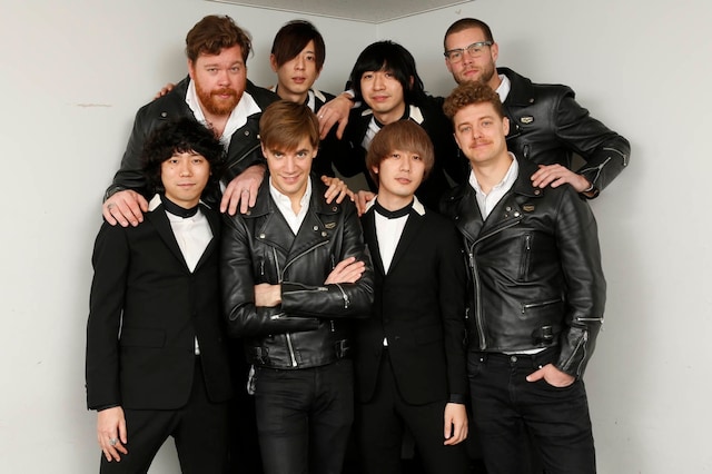 対面時に撮影されたTHE BAWDIESとThe Hivesの集合写真。