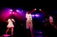 クリープハイプ「社会の窓」のカバーで、「小川」と書かれた紙を見せる赤い公園。（撮影：福本和洋）