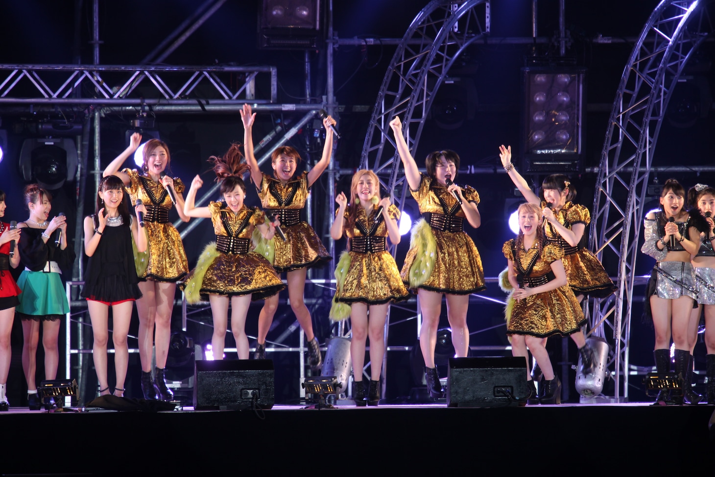 優勝が発表された瞬間のBerryz工房。