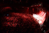 3月27日に東京・Zepp Tokyoにて行われた「決闘披露宴」の様子。（撮影：橋本塁[SOUND SHOOTER]）