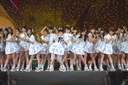 3月29日に東京・国立競技場で行われたAKB48単独コンサート新曲「ラブラドール・レトリバー」を初披露するAKB48。 (c)AKS