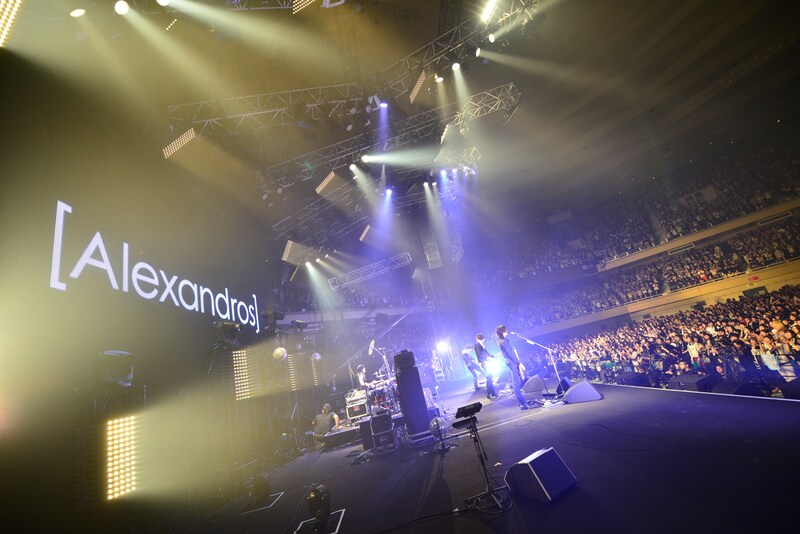 「We Don't Learn Anything Tour 2013-2014」東京・日本武道館公演の様子。(Photo by AZUSA TAKADA)