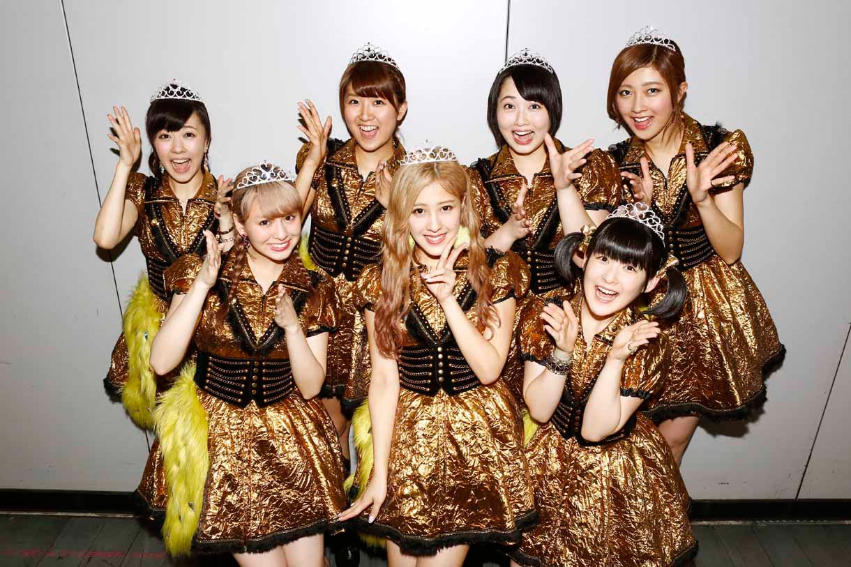 優勝チームに贈られたティアラを頭に乗せたBerryz工房。