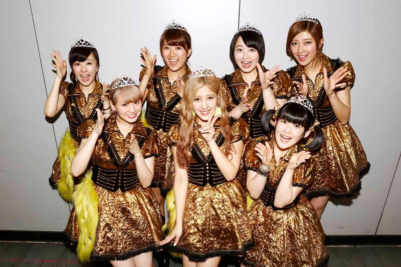 優勝チームに贈られたティアラを頭に乗せたBerryz工房。