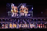 「au『ブックパス』Presents HELLO! PROJECTオリジナルフォトブックプロデュースバトル！ ～優勝賞品は、オールナイトニッポン特番出演!?～」投票結果発表の様子。