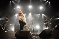 THE BACK HORNの「刃」をカバーする9mm Parabellum Bullet。（撮影：橋本塁[SOUND SHOOTER]）