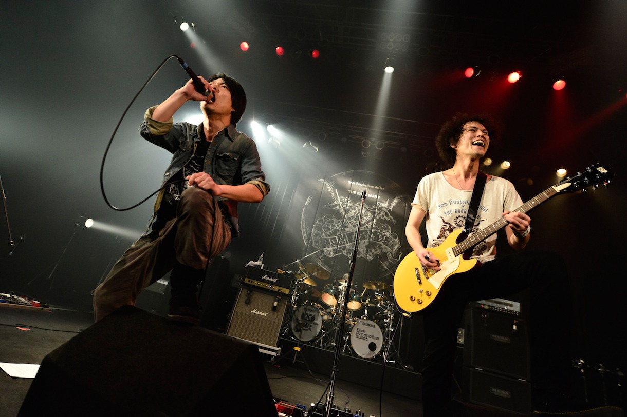 山田将司を交えて「Black Market Blues」をパフォーマンスする9mm Parabellum Bullet。（撮影：橋本塁[SOUND SHOOTER]）