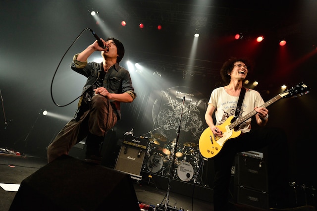 山田将司を交えて「Black Market Blues」をパフォーマンスする9mm Parabellum Bullet。（撮影：橋本塁[SOUND SHOOTER]）