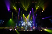 ポルノグラフィティ「13thライヴサーキット “ラヴ・E・メール・フロム・1999” 」福岡・マリンメッセ福岡公演の様子。