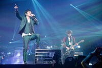 ポルノグラフィティ「13thライヴサーキット “ラヴ・E・メール・フロム・1999” 」福岡・マリンメッセ福岡公演の様子。