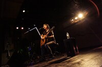 「不自由な旅人」に出演した田渕ひさ子のライブの様子。（Photo by kato satsuki）