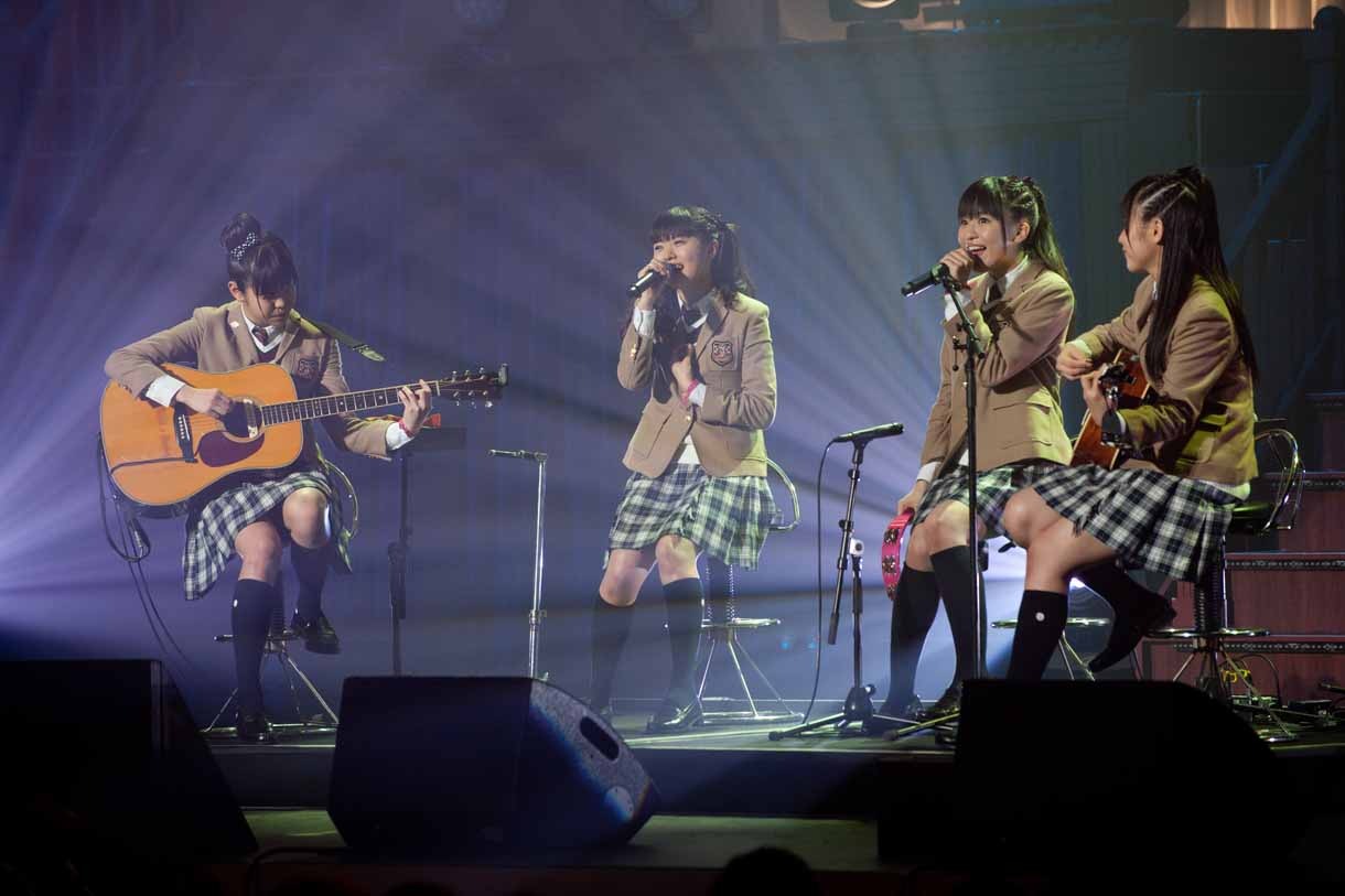 左から佐藤日向、堀内まり菜、杉崎寧々、飯田來麗。