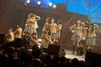 2013年度卒業式さくら学院「The Road to Graduation Final ～さくら学院 2013年度 卒業～」の様子。