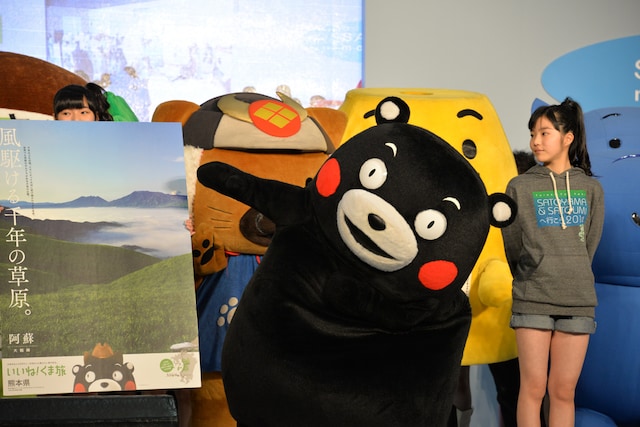 くまモンとハロプロ研修生。