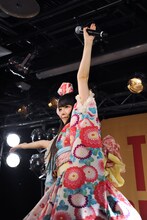 「テトリアシトリ」を踊り歌う上坂すみれ。
