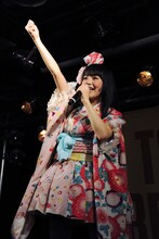 「生産！」「団結！」「反抑圧！」を三唱する上坂すみれ