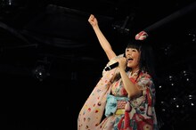 「ypa!」を三唱する上坂すみれ。