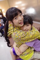 抱き合う伊藤千由李（左）と大黒柚姫（右）。