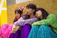 第1部終了直後の様子。左から安藤ゆず、大黒柚姫、坂本遥奈。