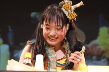 新企画「しゃちほこ10分クッキング！」に挑戦する伊藤千由李。