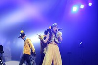 バックダンサーを従え「永遠のトリニティ」をソロで披露する伊藤千由李。