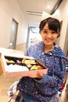 弁当を手に満面の笑みを浮かべる咲良菜緒。