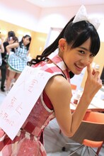 楽屋への入室禁止を背中で訴える秋本帆華。