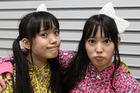 肩を組む伊藤千由李（左）と安藤ゆず（右）。