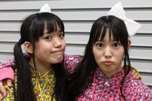 肩を組む伊藤千由李（左）と安藤ゆず（右）。