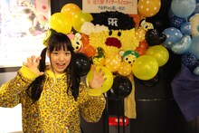 ファンから届けられた花を前に記念撮影する伊藤千由李。