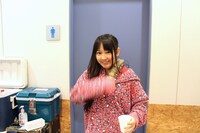 右手をぐるぐる回す安藤ゆず。