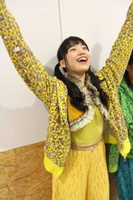 阪神タイガースの応援歌を歌う伊藤千由李。