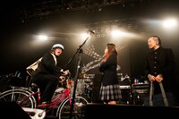 アンコールでは制服姿でコントが行われた。（撮影：浜野カズシ、たもりみすず）