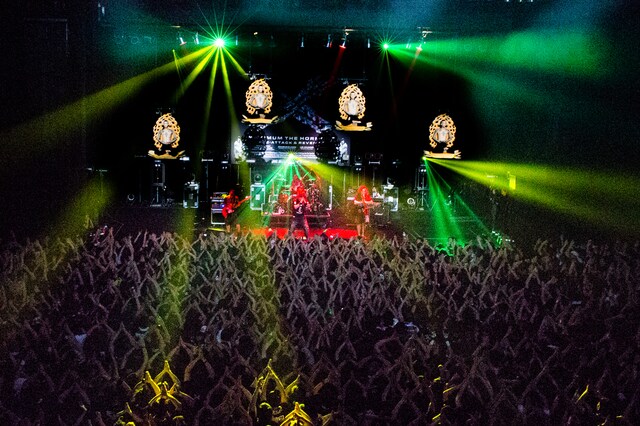 上ちゃんをモチーフにしたような観音菩薩像が天井からつりさげられる演出も。（撮影：浜野カズシ、たもりみすず）