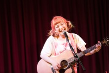 きさ（HAPPY BIRTHDAY）「きさ弾き語り昼の単独演奏会 -心臓に愛をおくりたい-」東京・gee-ge公演の様子。（撮影：川崎龍弥）