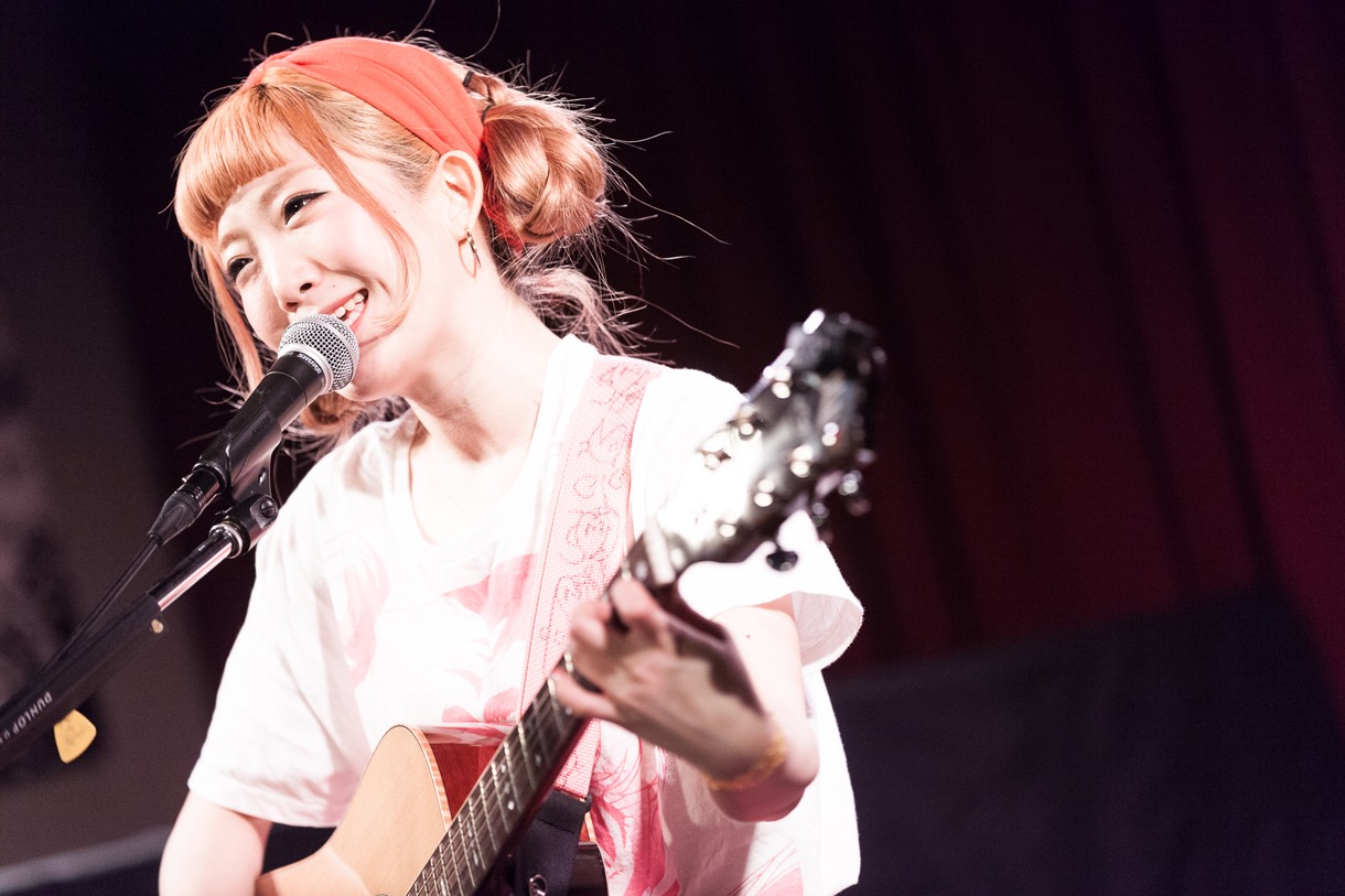 きさ（HAPPY BIRTHDAY）「きさ弾き語り昼の単独演奏会 -心臓に愛をおくりたい-」東京・gee-ge公演の様子。（撮影：川崎龍弥）