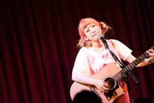 きさ（HAPPY BIRTHDAY）「きさ弾き語り昼の単独演奏会 -心臓に愛をおくりたい-」東京・gee-ge公演の様子。（撮影：川崎龍弥）