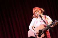 きさ（HAPPY BIRTHDAY）「きさ弾き語り昼の単独演奏会 -心臓に愛をおくりたい-」東京・gee-ge公演の様子。（撮影：川崎龍弥）