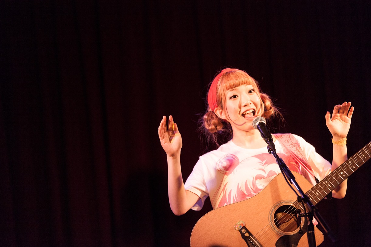 きさ（HAPPY BIRTHDAY）「きさ弾き語り昼の単独演奏会 -心臓に愛をおくりたい-」東京・gee-ge公演の様子。（撮影：川崎龍弥）